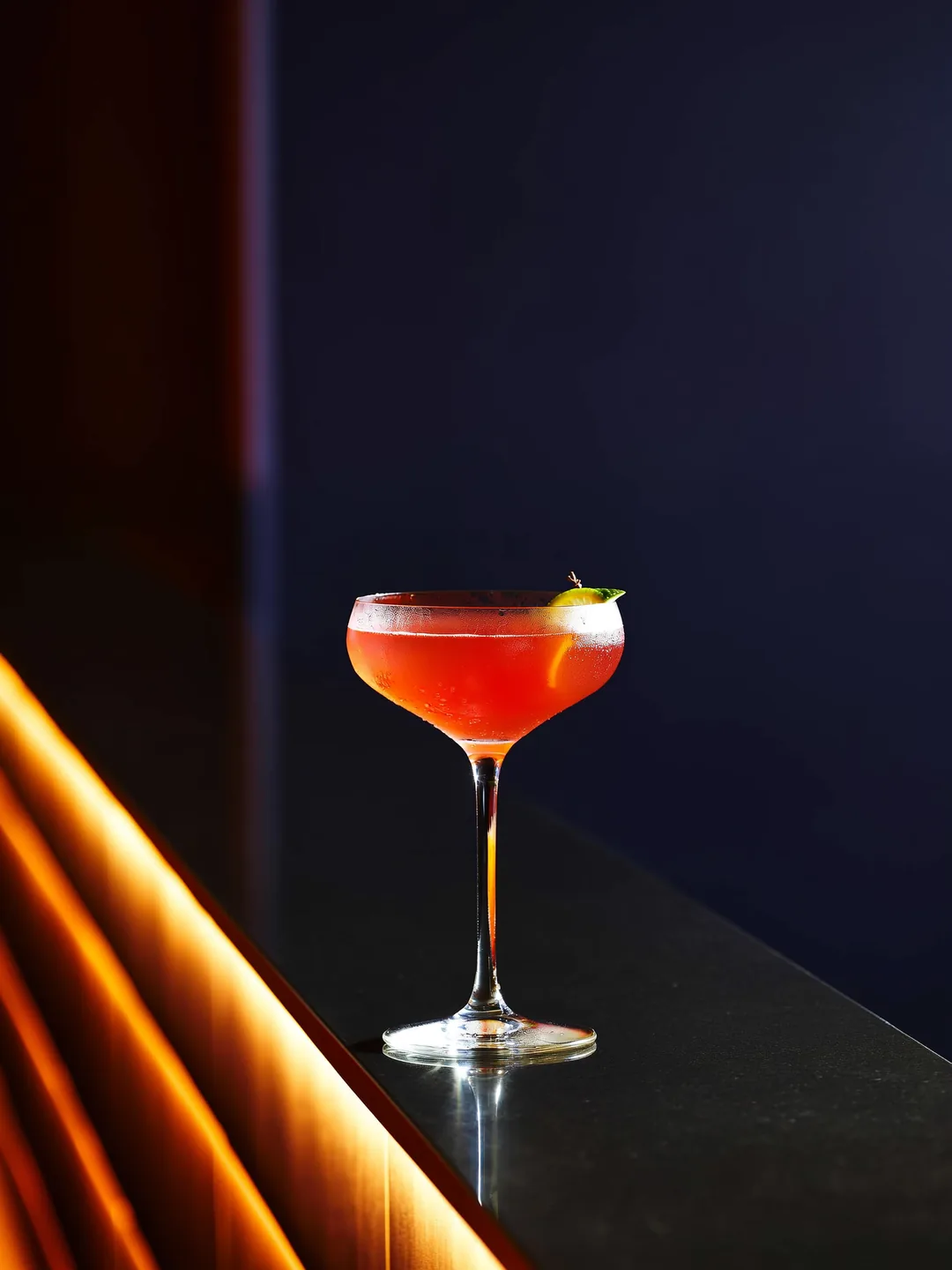 Cosmopolitan in een coupe op een donkere bar