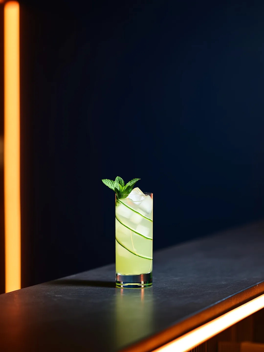 Cucumber Cooler in een highball op een donkere bar