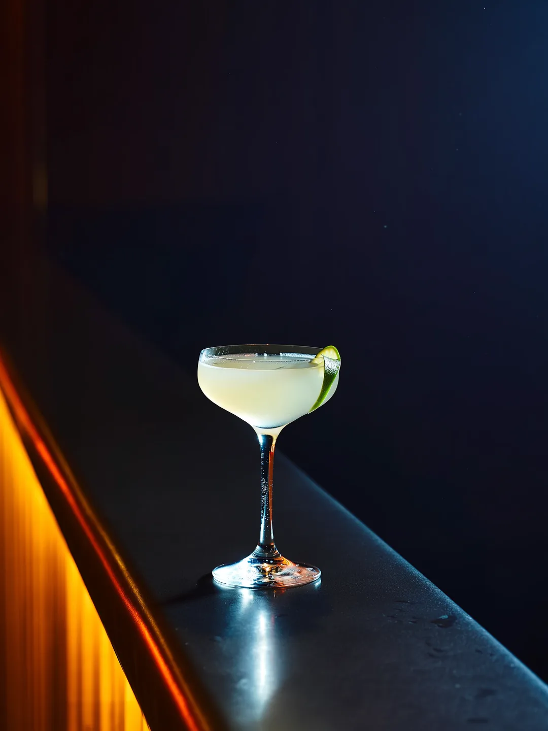 Daiquiri in een coupe op een donkere bar