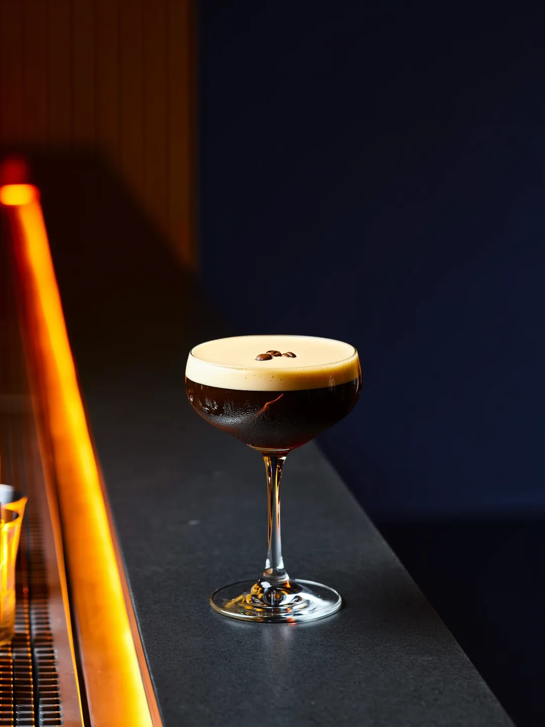 Espresso Martini in een coupe op een donkere bar