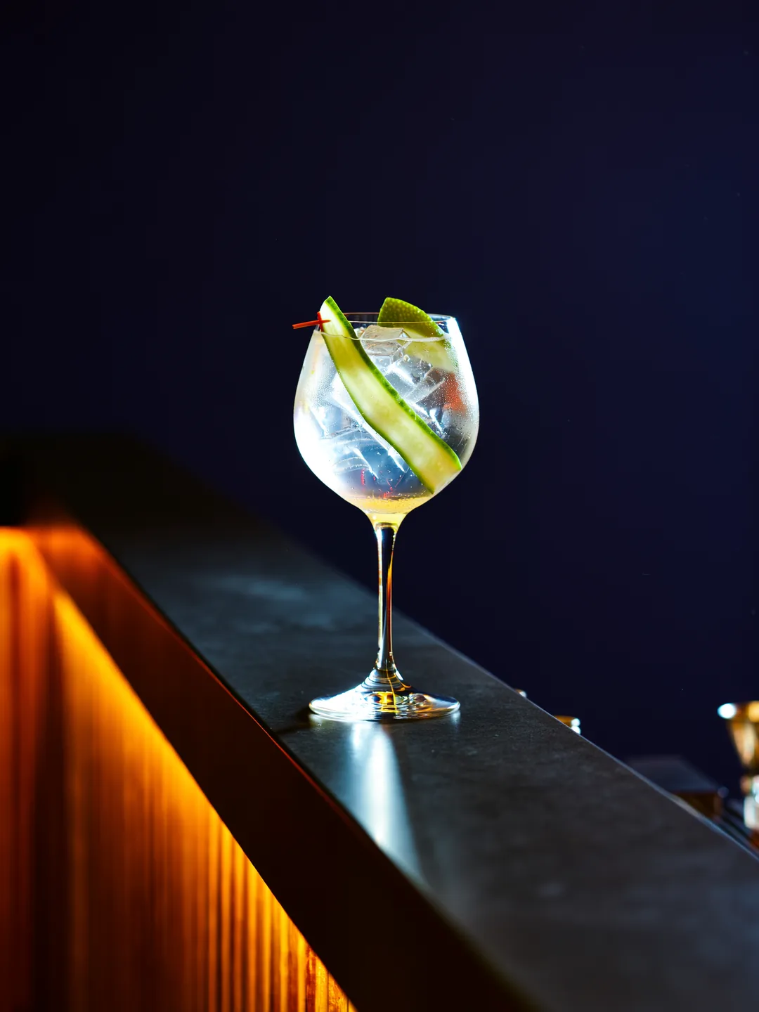 Gin Tonic in een copa op een donkere bar