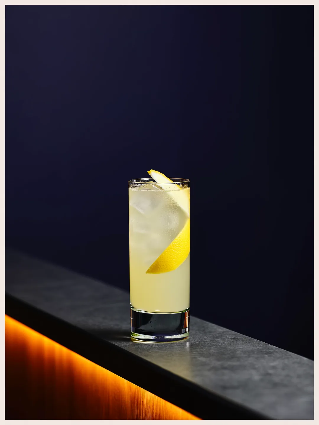 Ginger Lemonade in een highball op een donkere bar