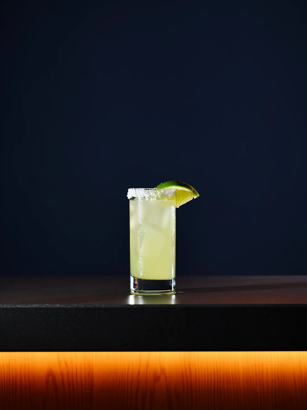 Margarita in een rocks glas met zoutrand op een donkere bar