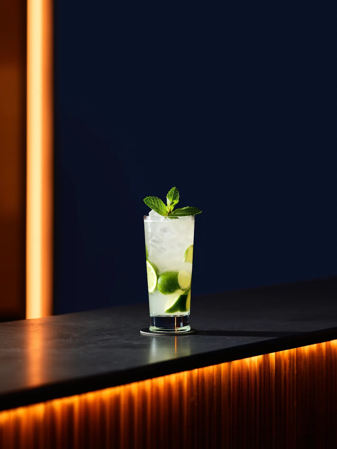 Mojito in een highball op een donkere bar