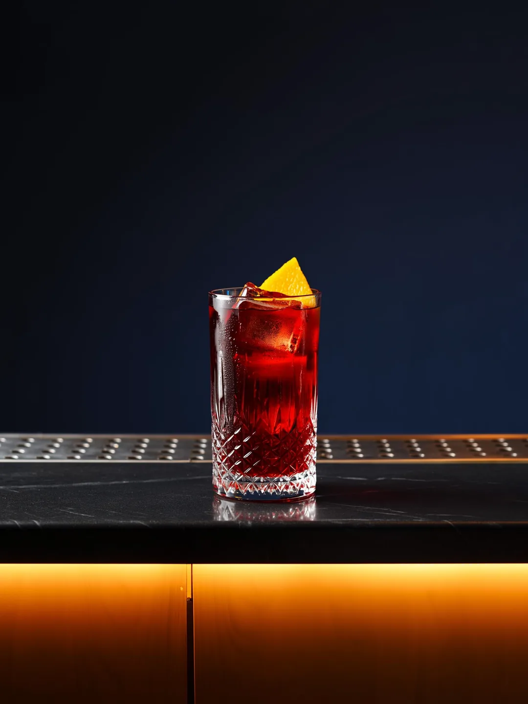 Negroni in een rocks glas op een donkere bar