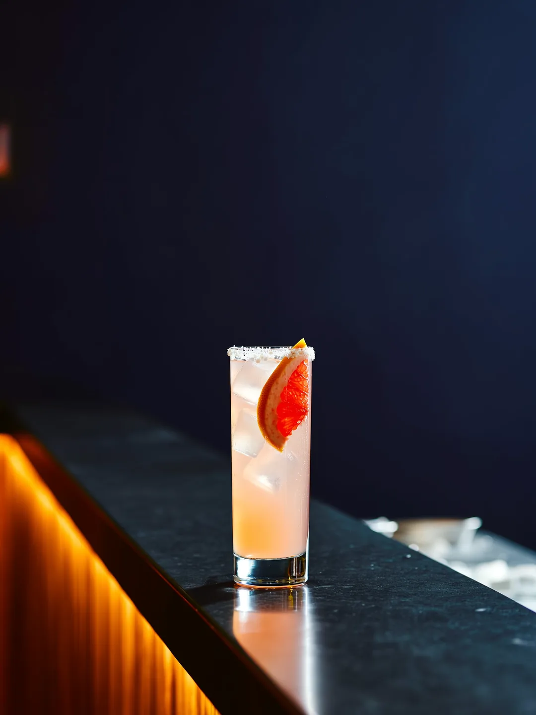 Paloma in een highball op een donkere bar