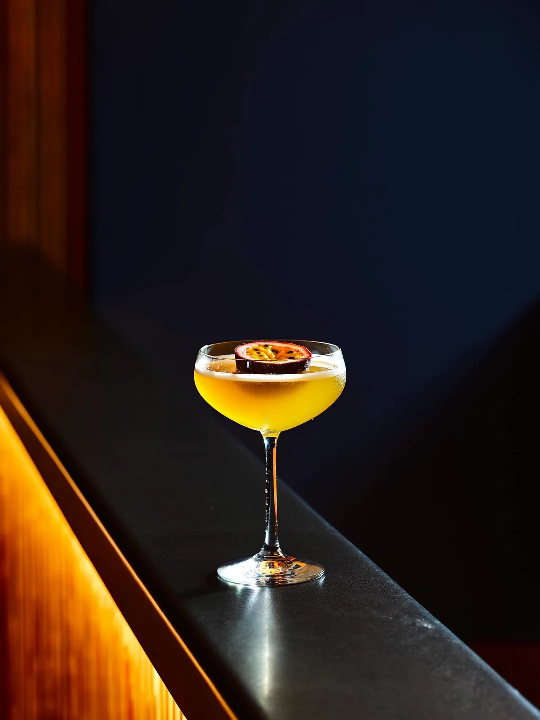 Pornstar Martini in een coupe op een donkere bar