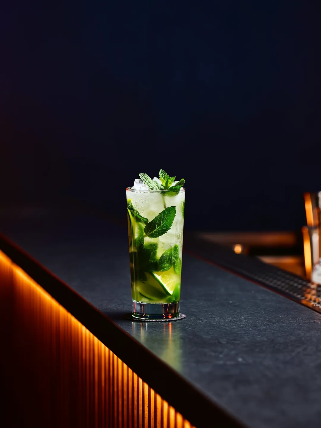 Virgin Mojito in een highball op een donkere bar